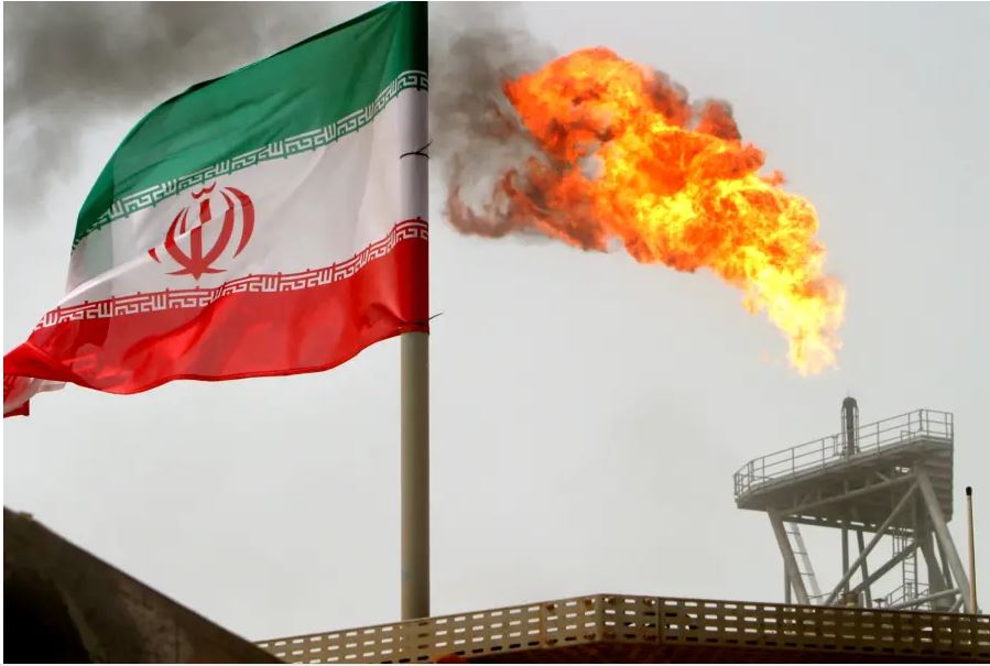 أمريكا تستعد لإعلان إنهاء الاستثناءات من عقوبات واردات النفط الإيراني