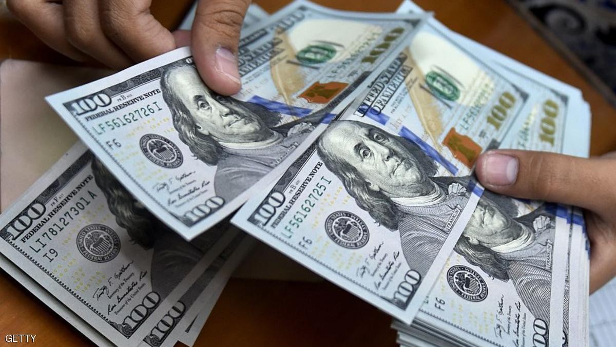 الدولار يهبط أمام سلة عملات