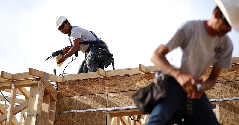 بناء المنازل في أمريكا قرب أدنى مستوى في عامين
